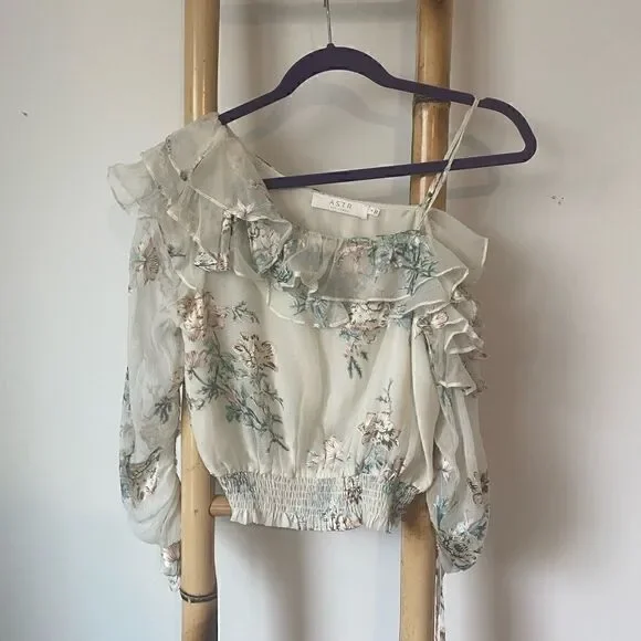 ASTR THE LABEL *NWT* SMALL Ivory Flowered One Shoulder Top - Picture 9 of 9